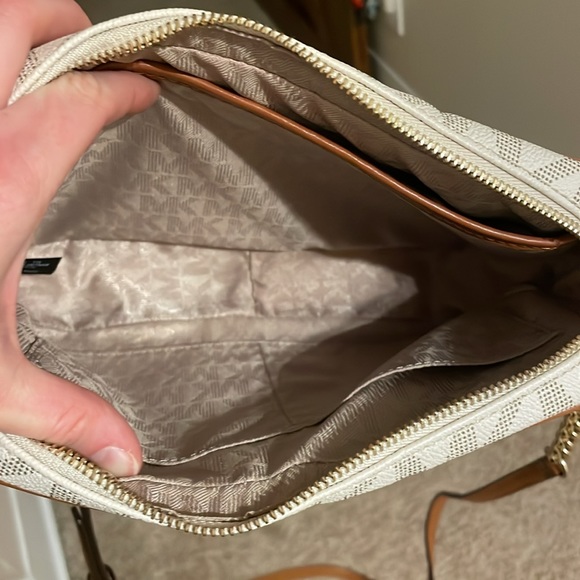 Michael Kors laser cut crossbody - Picture 4 of 4